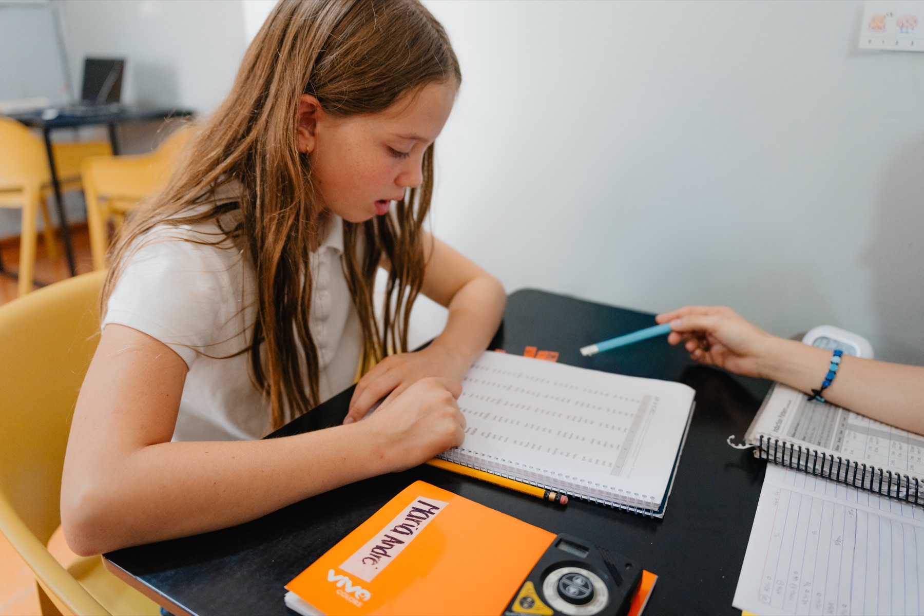 Una niña resolviendo un ejercicio de lógica en su cuaderno