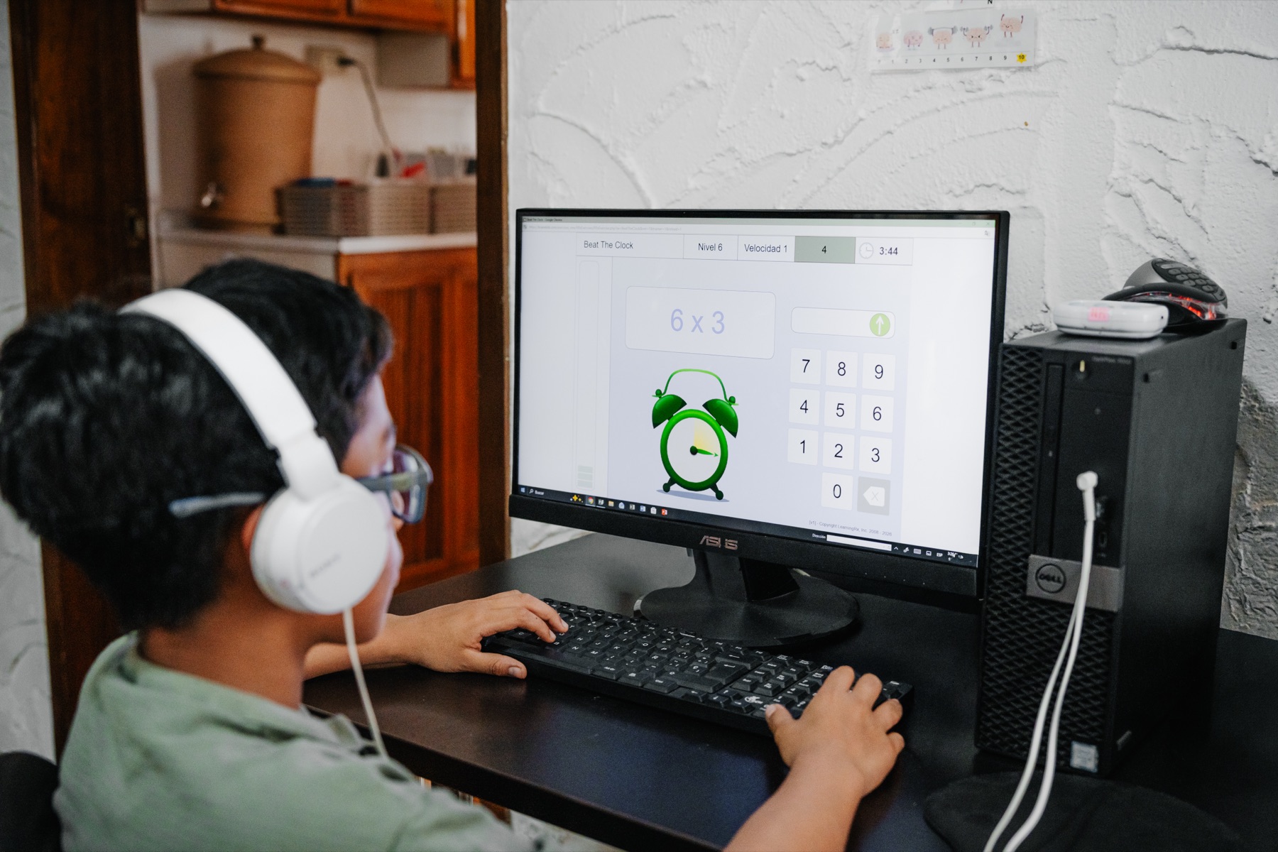Un niño resolviendo una operación matemática contra el tiempo en la computadora