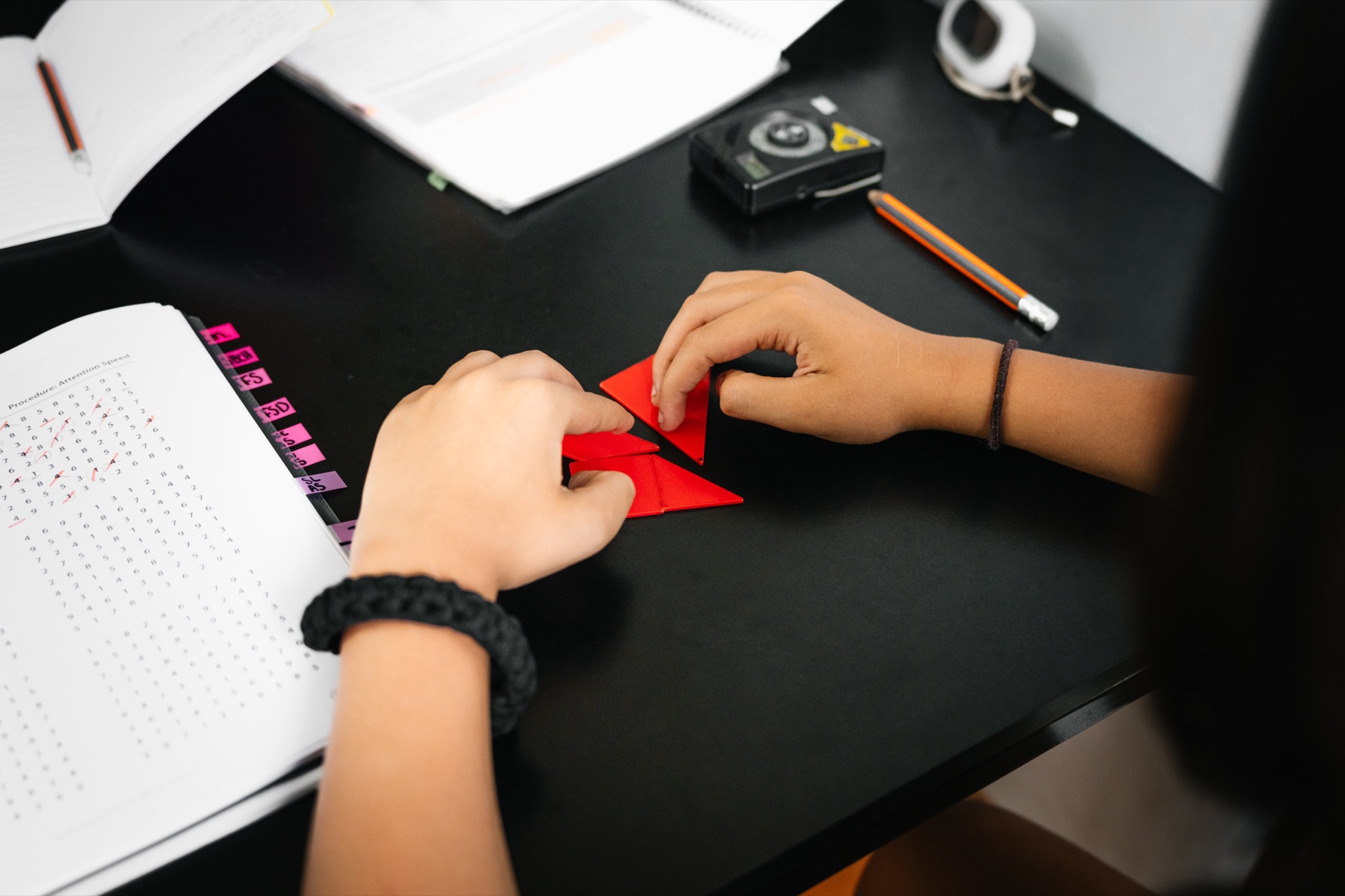 Un estudiante en un ejercicio con sus manos