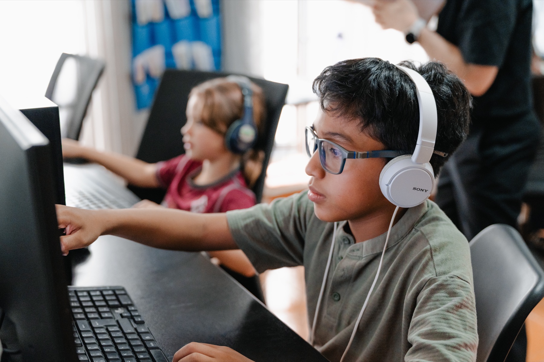 Estudiantes entrenando en las estaciones de computadora
