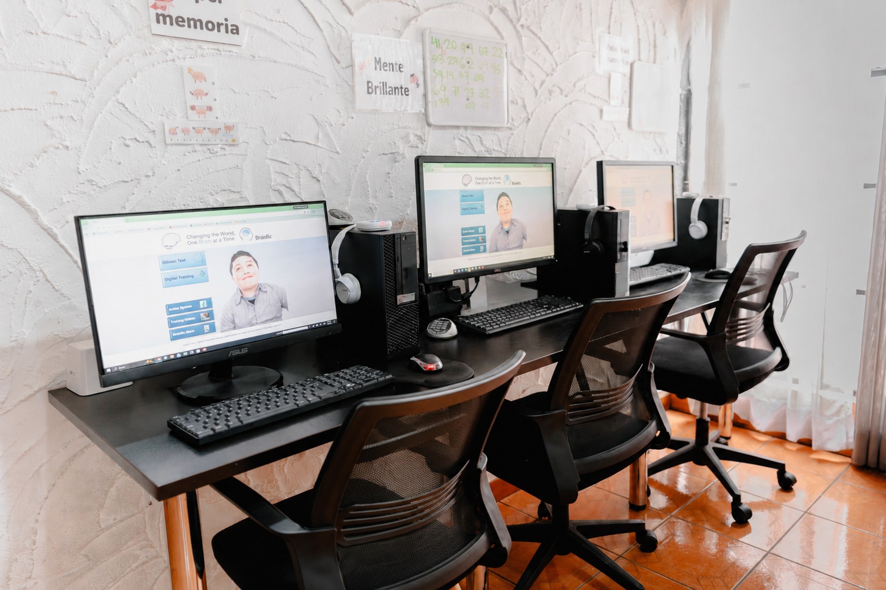 Estaciones de entrenamiento digital con los programas BrainRx